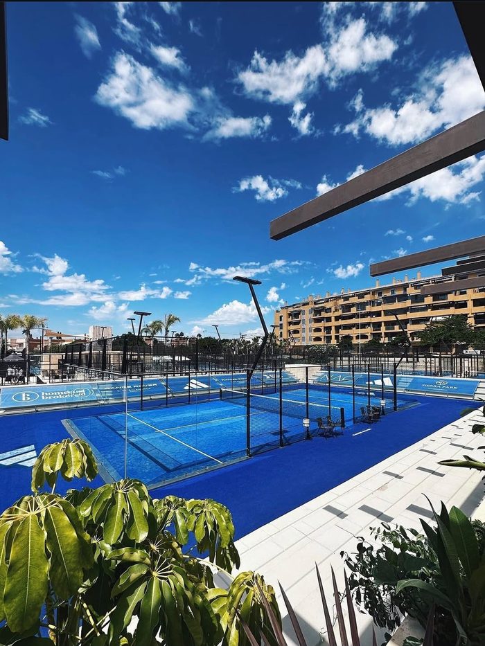 Pista de pádel del club bajo un cielo despejado en Marbella