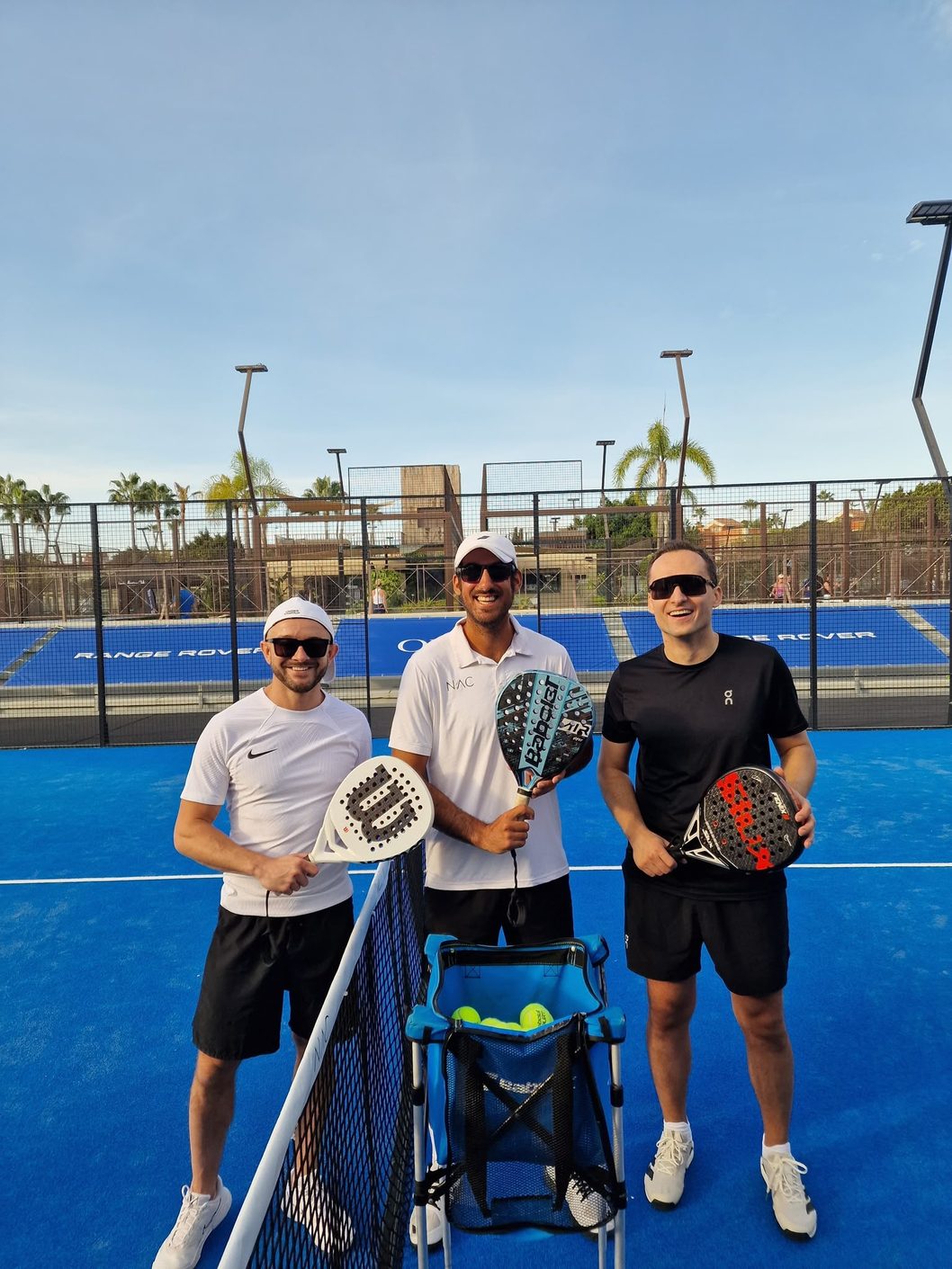 Tres jugadores con sus palas al final de un entrenamiento