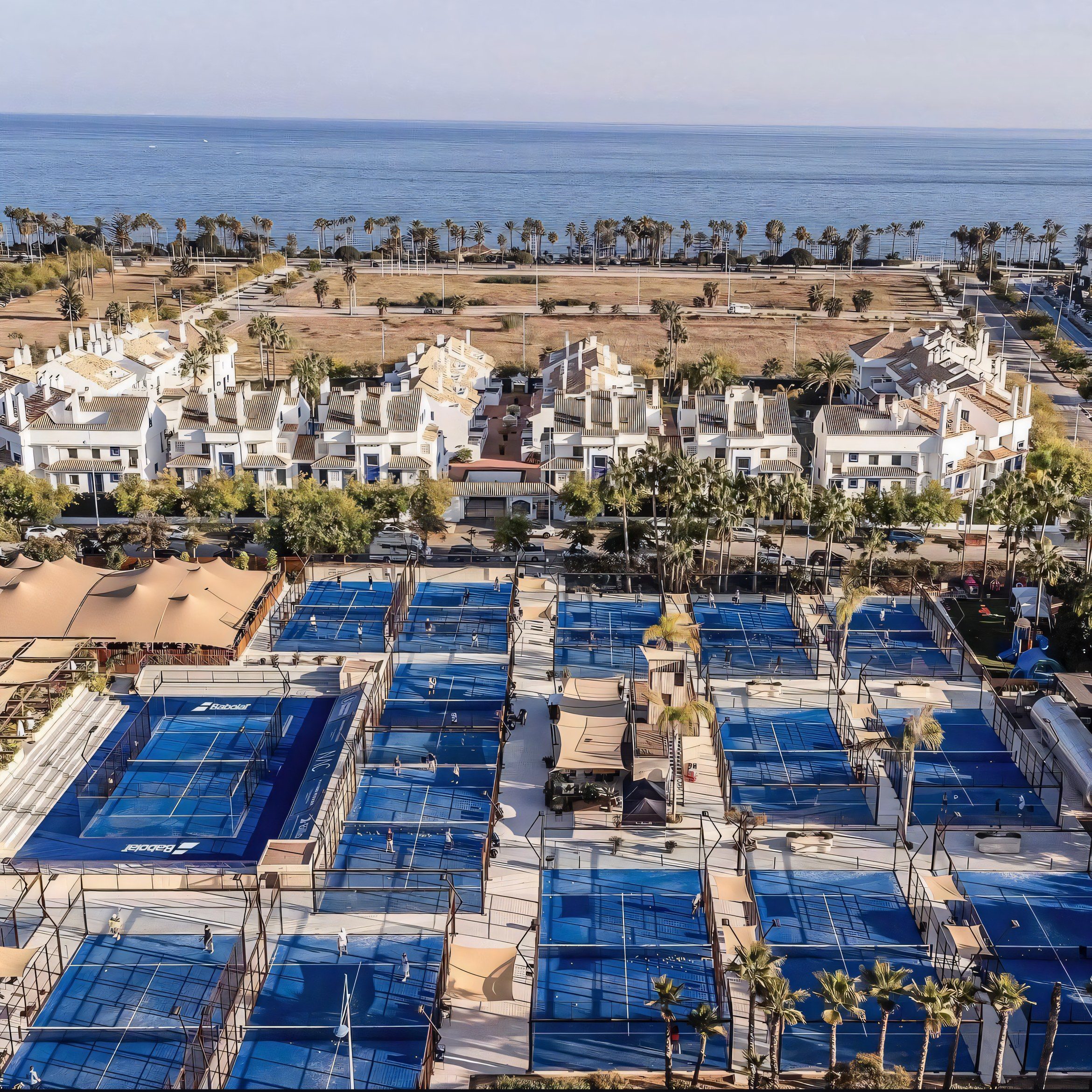 Vista aérea del complejo de pistas de pádel en Marbella